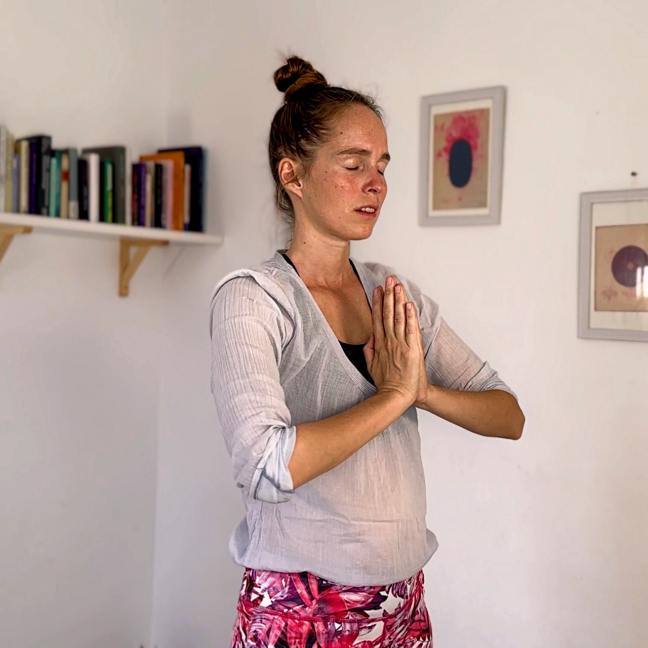 Aromayoga pose, Sonnengruß, Innenschau, Verbindung